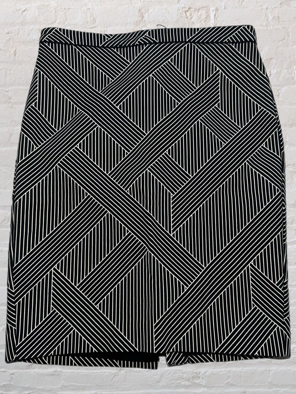 Ann Taylor Petite Black & White Geometric Midi Pencil Skirt in Women’s Size 2